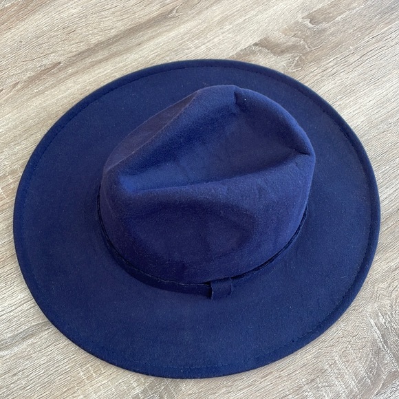 Fidora - Picture 1 of 2